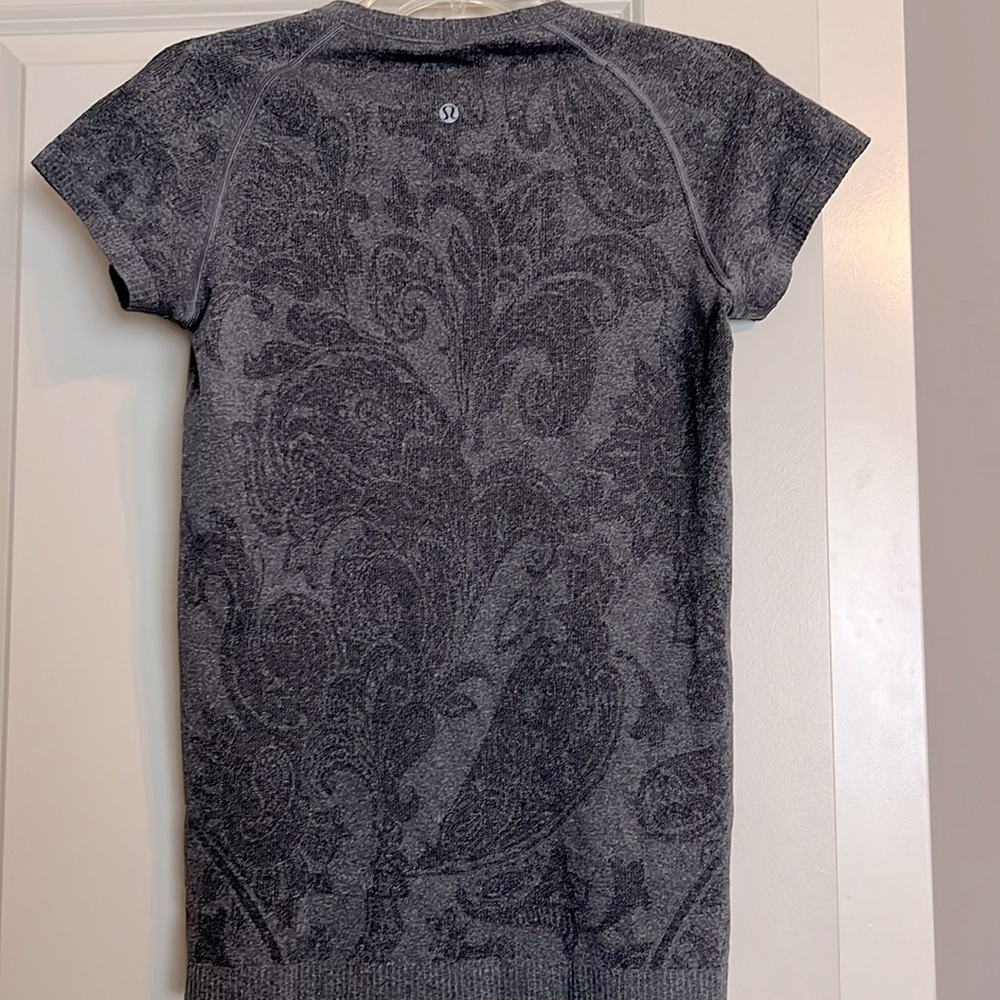 Lululemon Swiftly Run Tshirt Heathered Black 8 - image 4